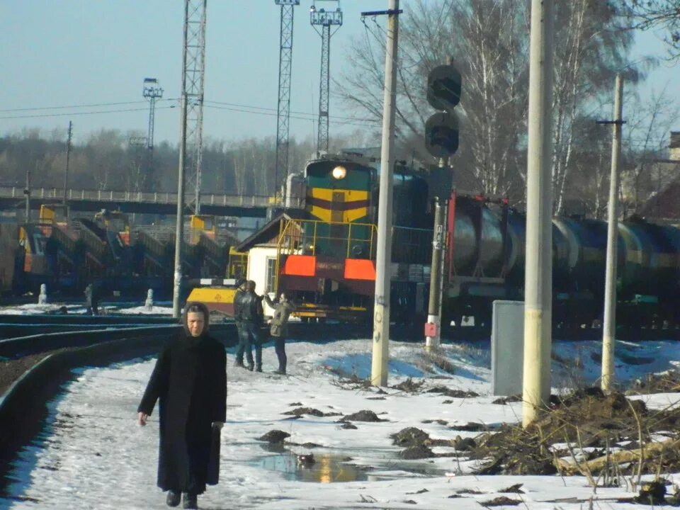 Поезд пришел на станцию утром по мосту. Зачем нужны шпалы на железной дороге. Ч2 поезд. Поезд в чепть днявпоебеды в Крюково. Рейси рейси шпали їхав поїзд.