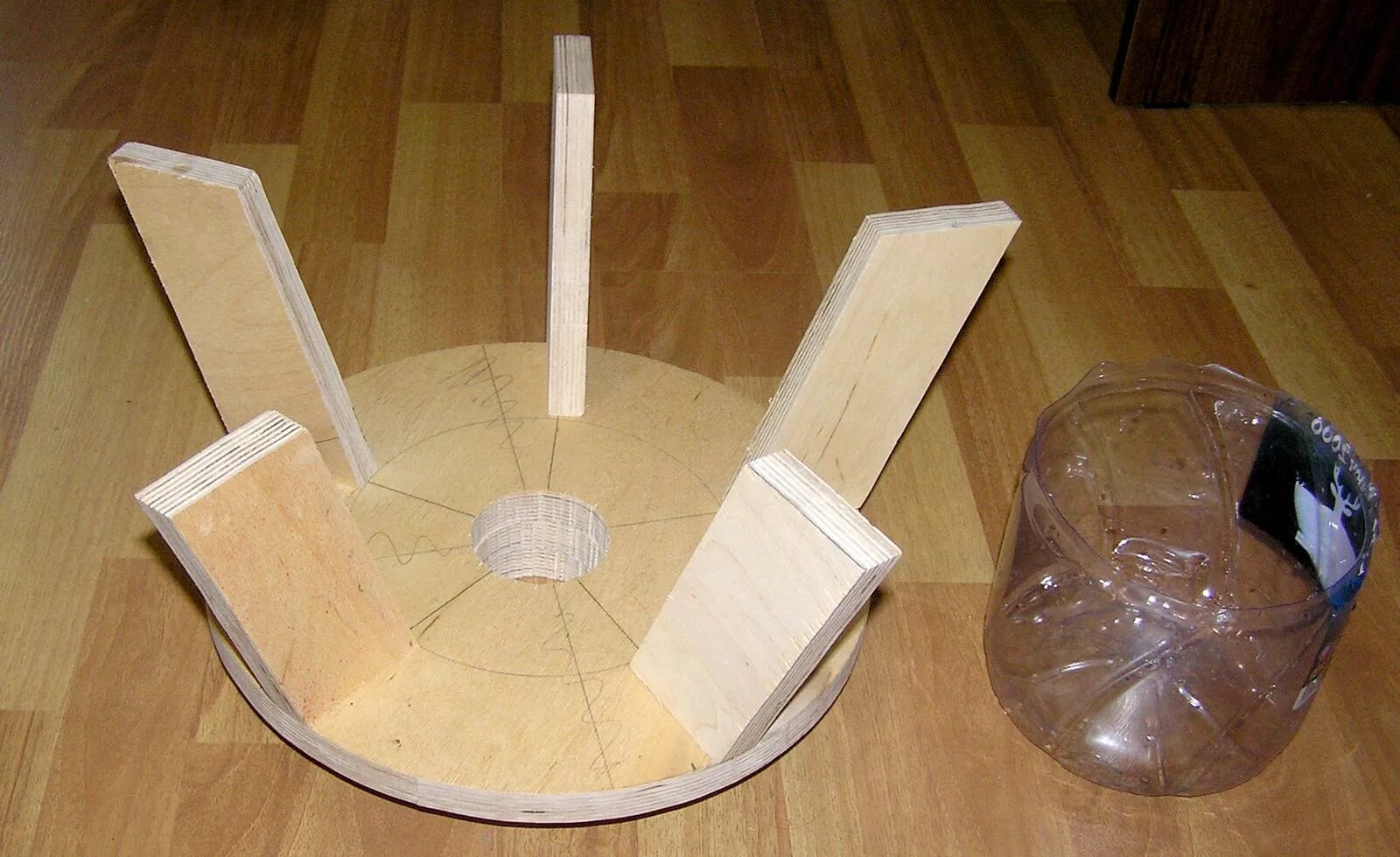 Подставка под елку своими руками из дерева. Подставка для елки своими руками. Подставка для елки металлическая. Подставка для ёлки 400 мм, d=35 мм (сосна) 4563439. Необычные подставки для елки.