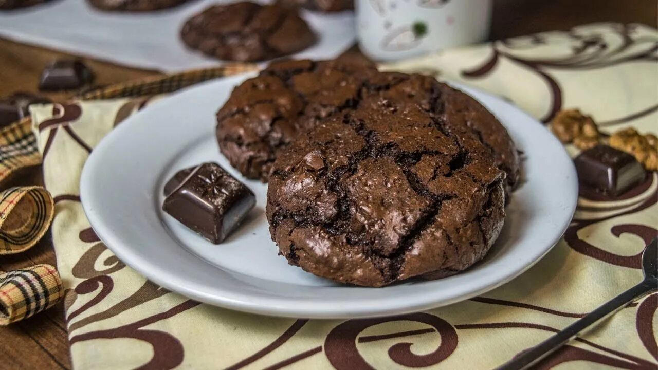 Шоколадное печенье без масла. Печенье Брауни шоколадное. Шоколадно миндальное печенье. День шоколадно-миндального печенья. Миндальное печенье с шоколадом.