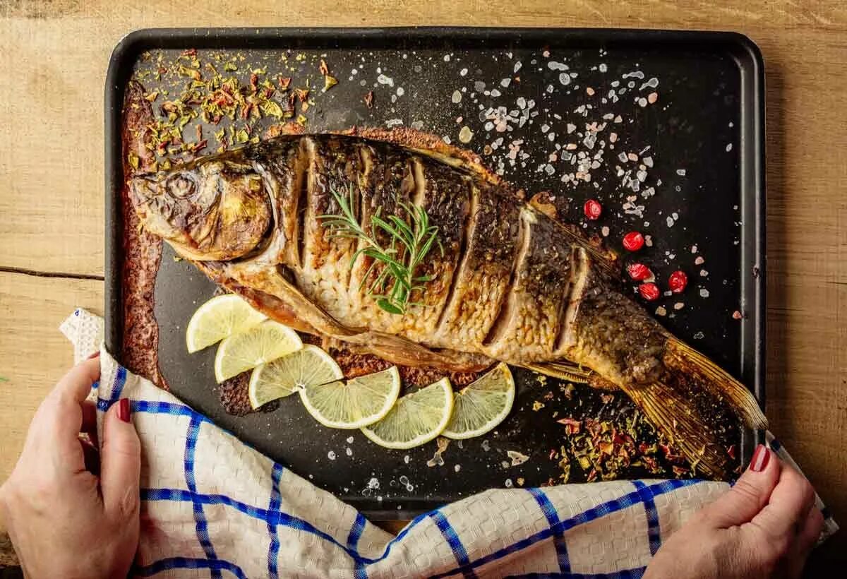 Запеченный карп. Что едят рыбы. Свежая рыба. Запеченный карп. Замороженная рыба.