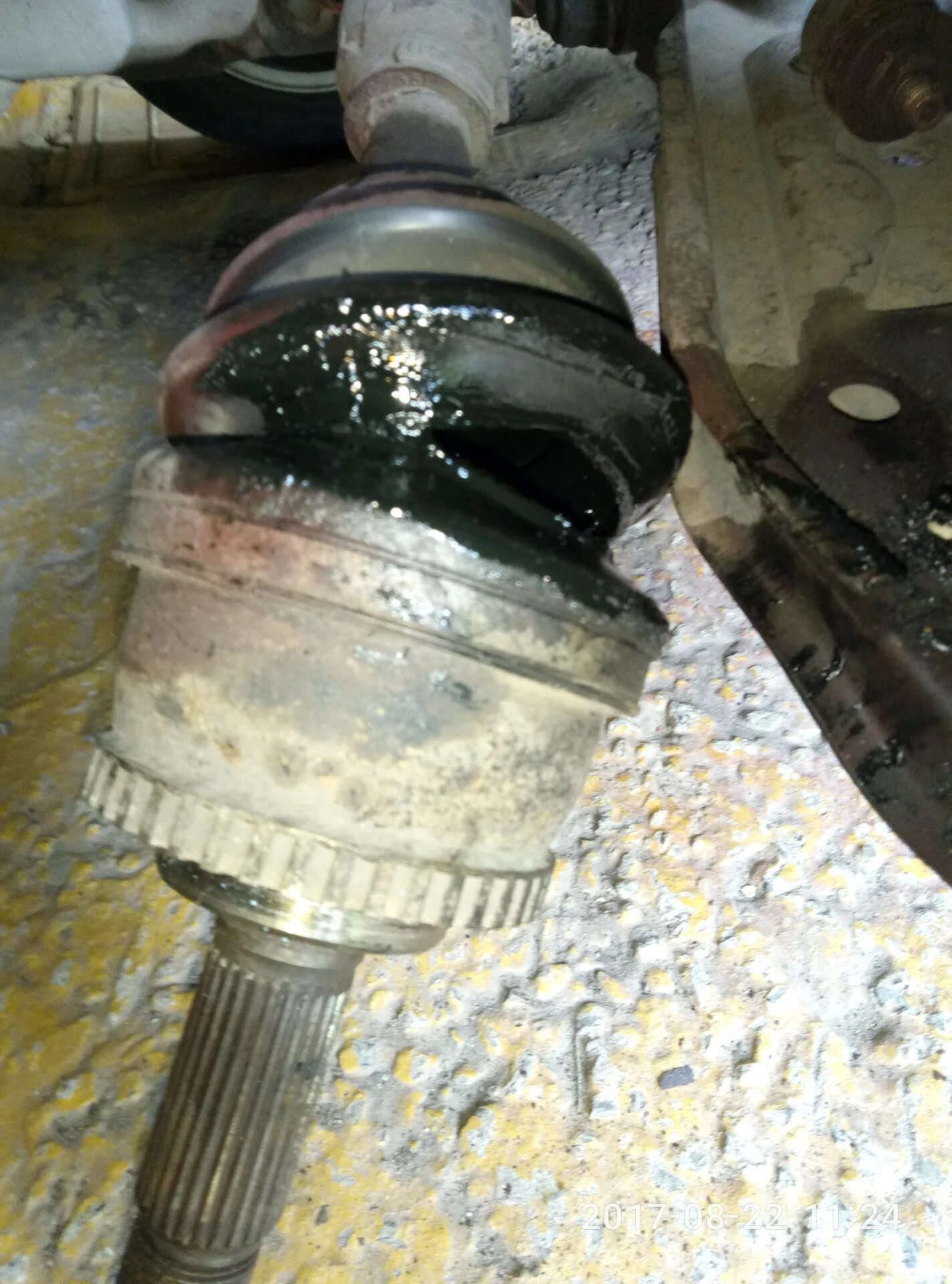 Пыльник привода наружный nissan vanette. Замена пыльника на ниссан. Шрус ниссан санни 1. Пыльник внутреннего шруса ауди а4 б5. 5 dci номер внутреннего пыльника шруса.