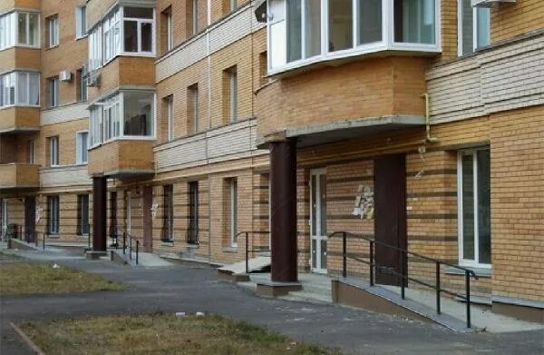 Крыльцо офисного здания. Квартира на 1 этаже. Жить на 1 этаже. Квартиры с палисадником на 1 этаже. Все квартиры на первом этаже.