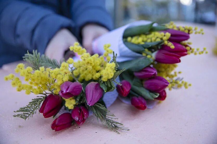 Букет тюльпаны Мимоза ирисы. Можно ли ставить мимозу с тюльпанами