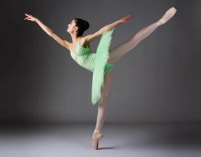 Балерина в платье зеленого цвета.