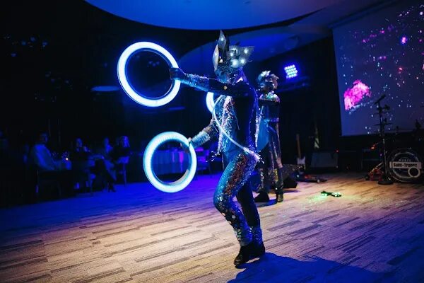 Выступление артиста оригинального жанра. Артисты оригинального жанра. Оригинальный жанр. Оригинальный жанр. Шоу акробатов.