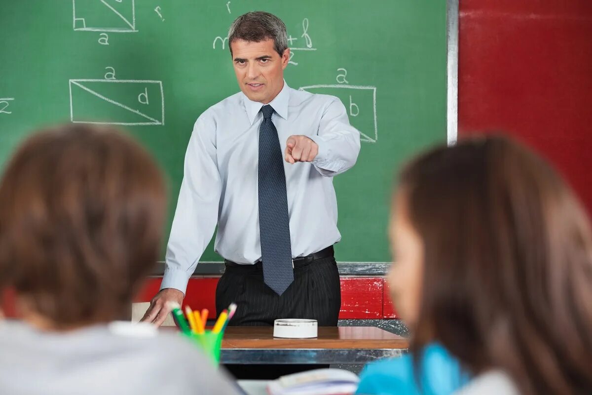 Преподаватель колледжа. Профессор у доски. Студенты и препод. Спор студента с профессором. Общение педагога.