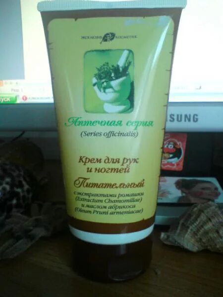 Крем для рук целебный. Крем для рук 2 в 1. Крем для рук зелёная аптека вторая кожа. Ив роше крем для рук 2 в 1 с арникой. Yves rocher крем для рук.