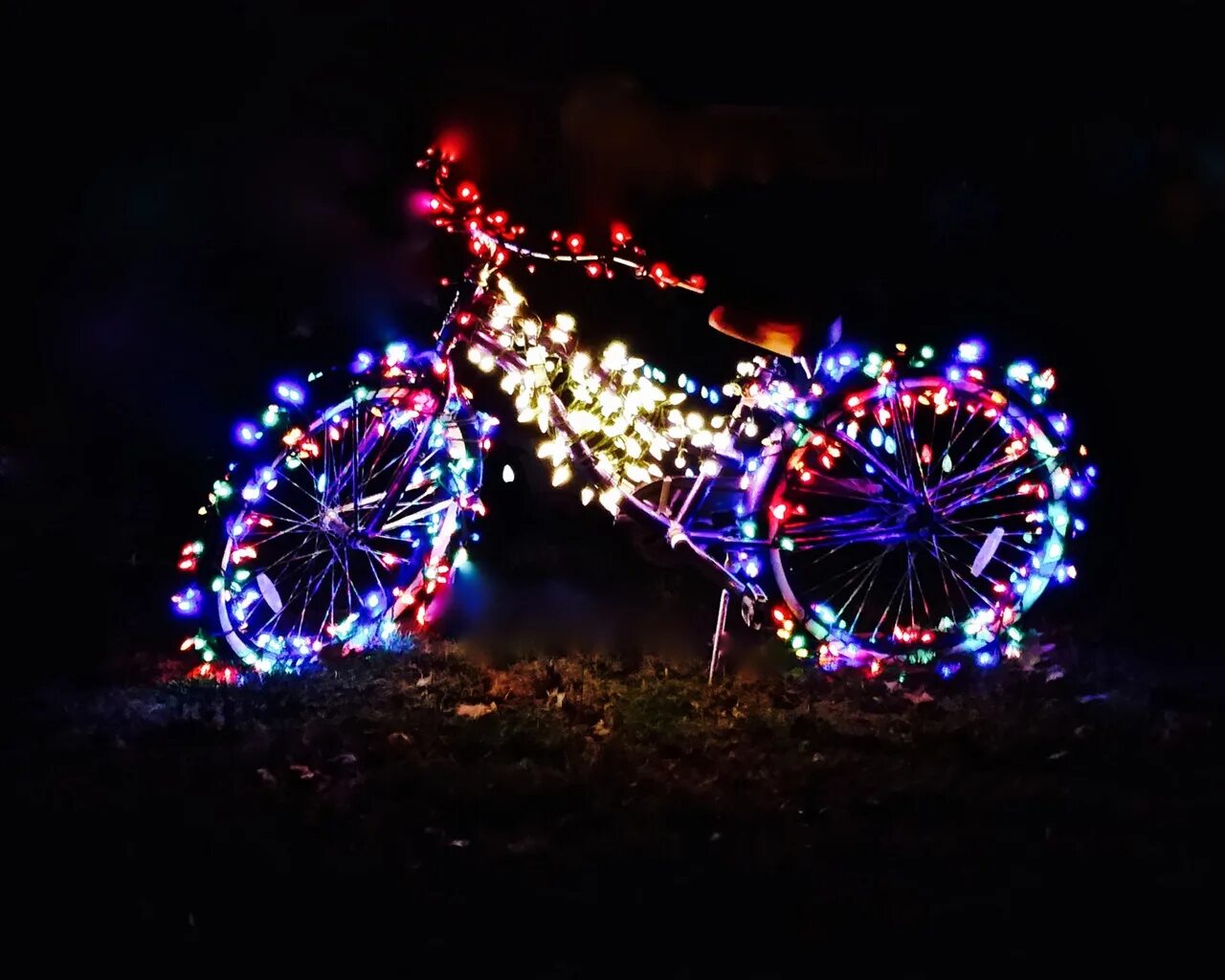 Bike night. Велосипед ночью. Новогодний велосипед. Новогодний велосипедист. Велосипед в гирлянде.