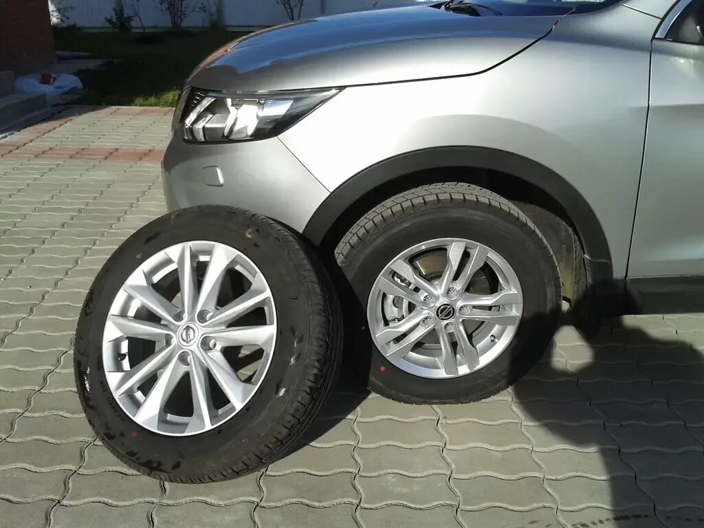 Купить резину летнюю кашкай. Диски Nissan Qashqai r16. Nissan Qashqai j11 колеса 18. Диски на Ниссан Кашкай 215/65 r16. Шины Ниссан Кашкай j11.