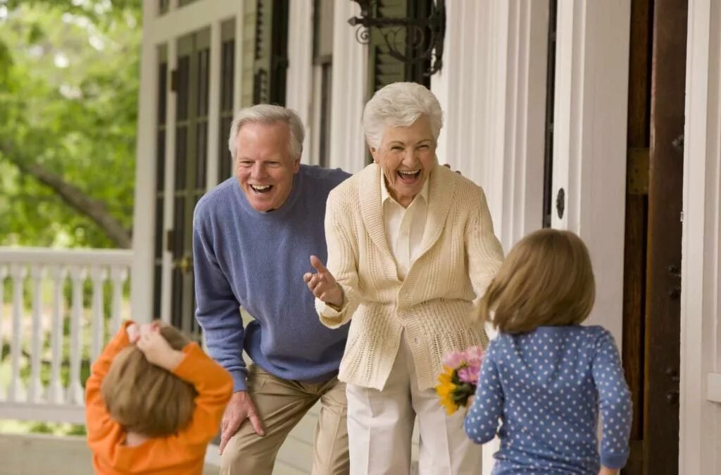 Дед и внук. Фотосессия бабушка и дедушка. Радость стариков. Пожилые и дети. Пенсионеры и дети.