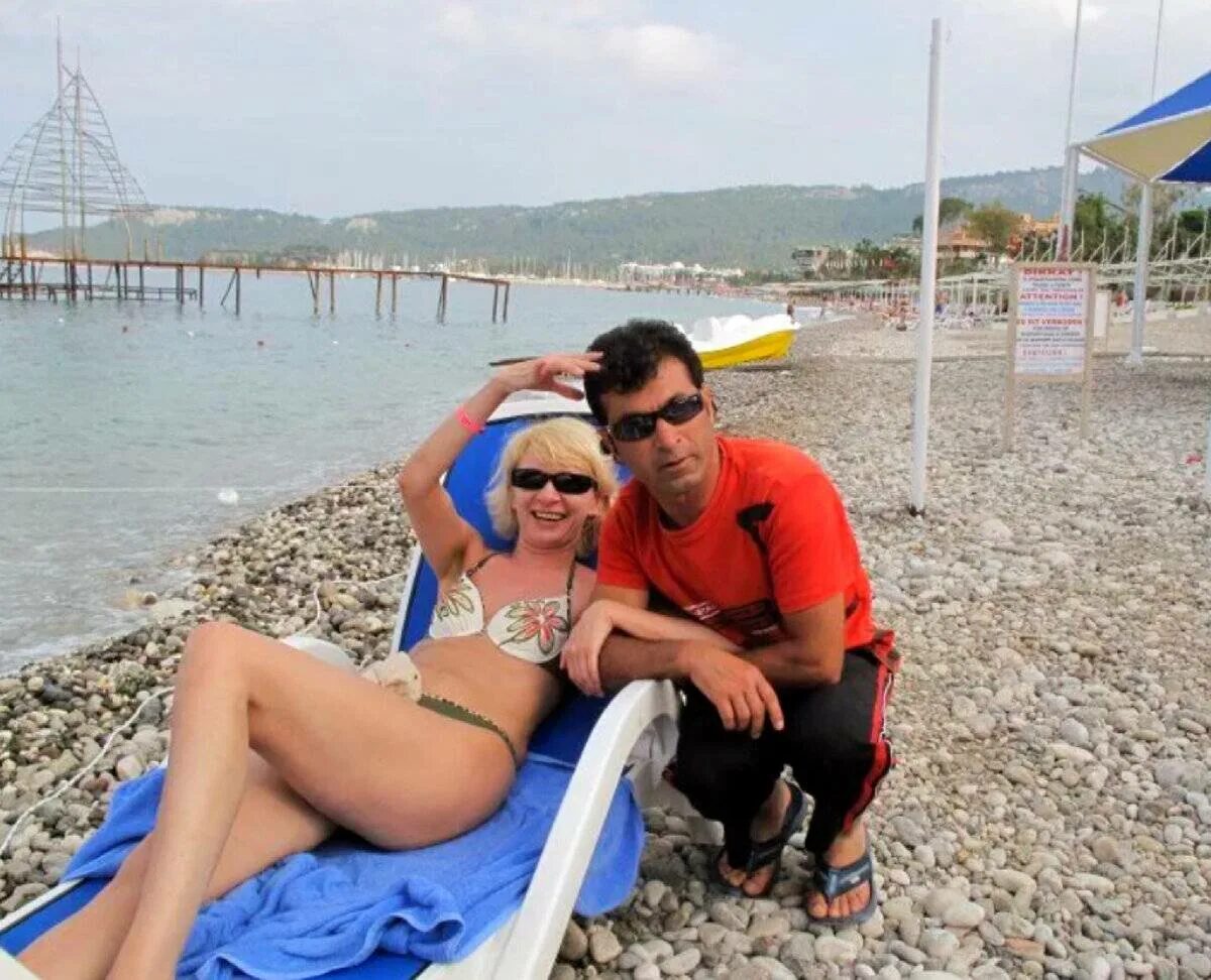 Девушка без мужа видео. Женщина осталась одна дома. Страсть. Мужчина и женщина в кровати. Русские девушки в турции.