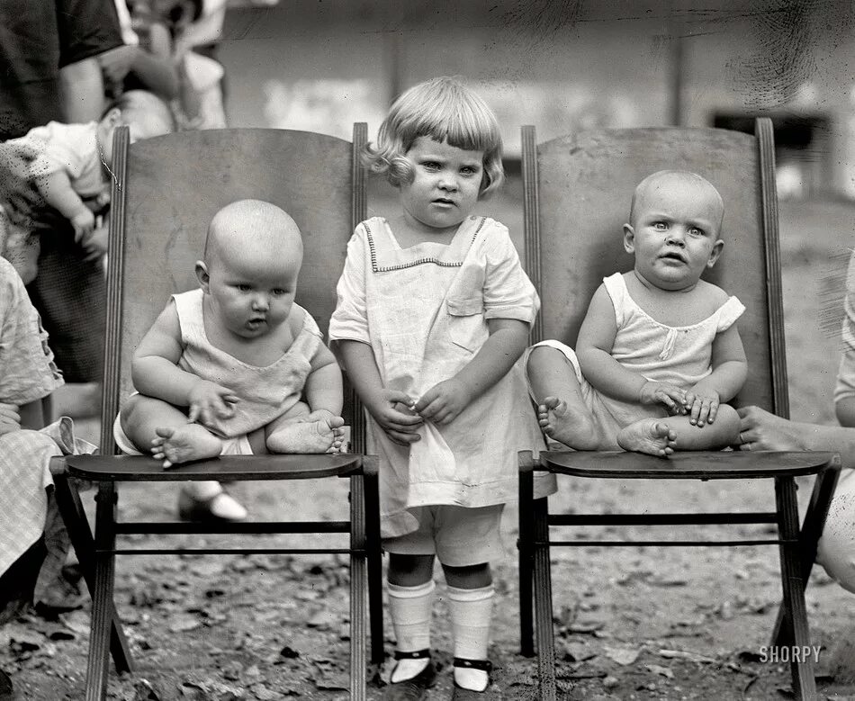 Старые снимки детей. Дети 20 века. Дети прошлого века. Старые черно белые снимки.