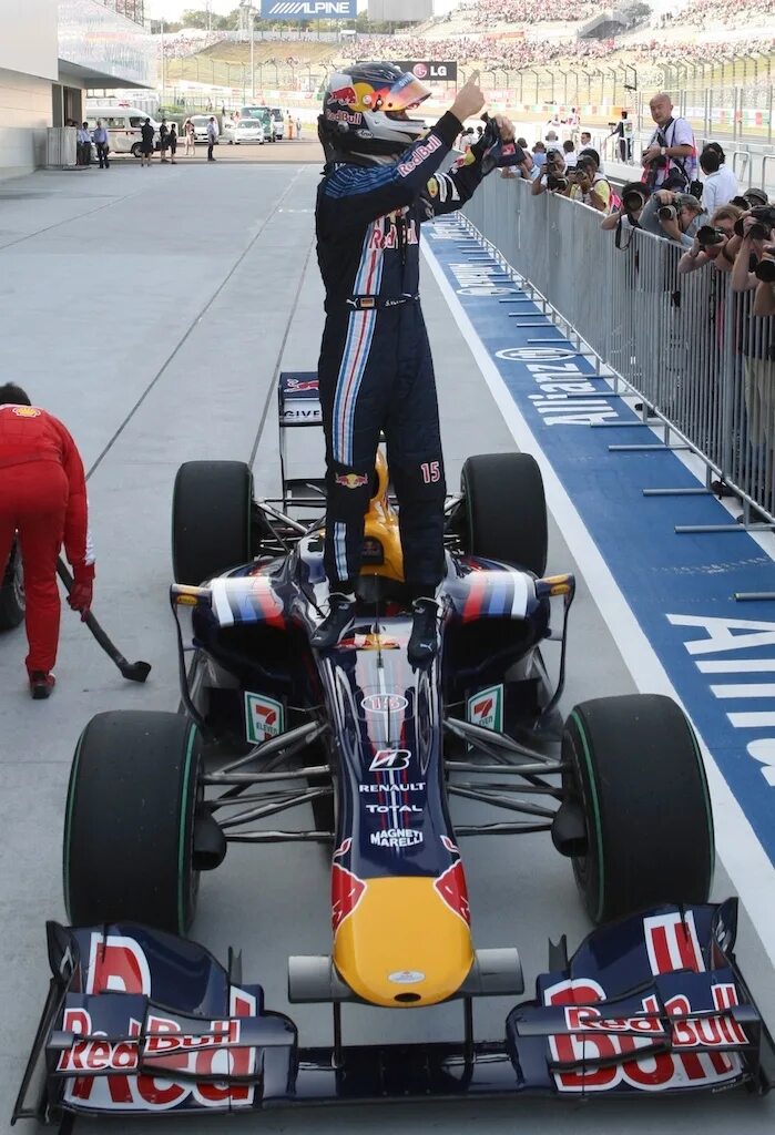 Квалификация япония попов. Себастьян Феттель ред Булл 2011. Sebastian Vettel Red bull. Феттель ред Булл. Ред Булл банка с Себастьяном Феттелем.