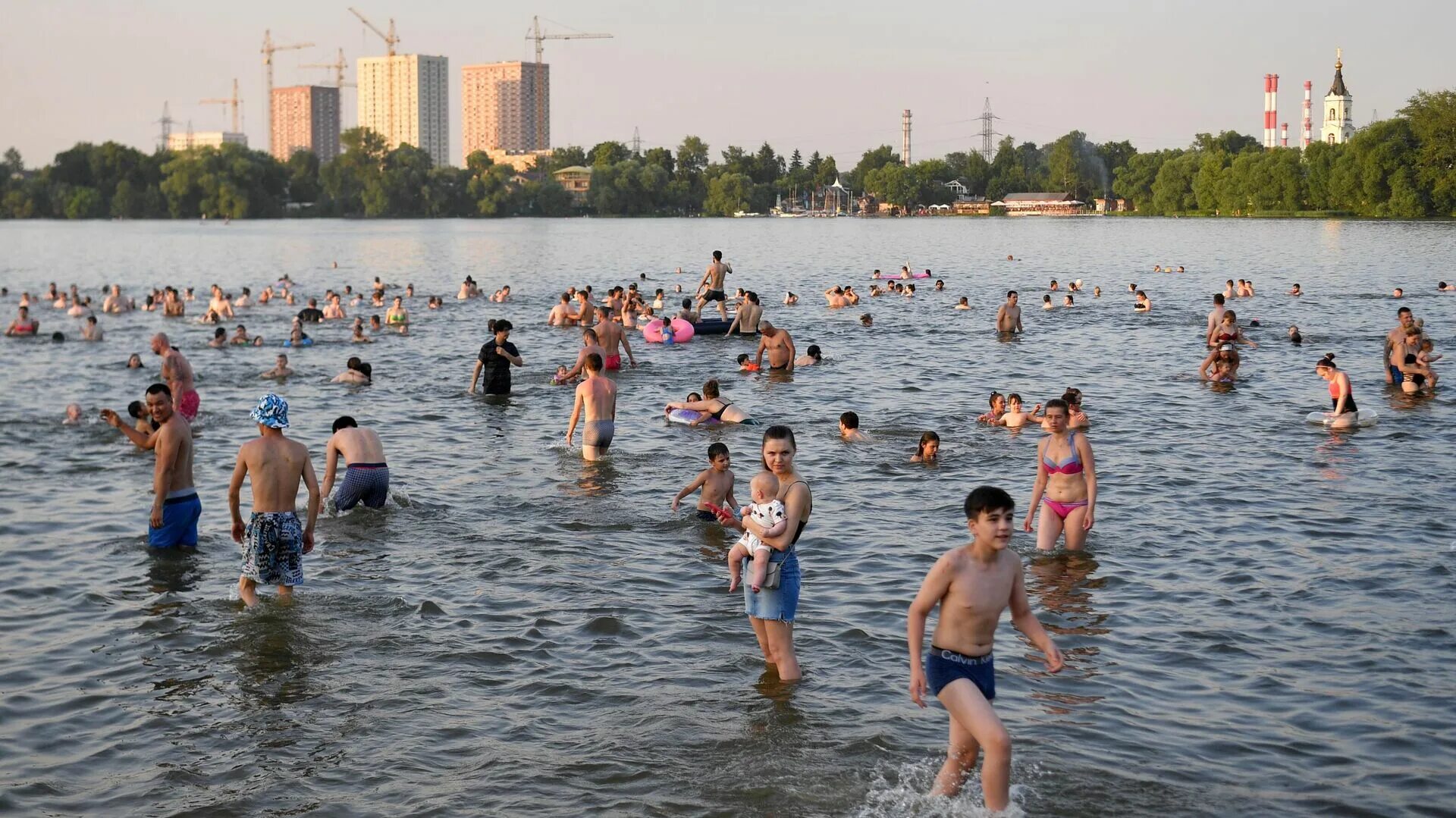 Купаются люди в реке. Пляж Борисовские пруды 2022. Пляж Строгино 2022. Борисовские пруды купание 2021 лето. Пляж в Тропарево 2022.