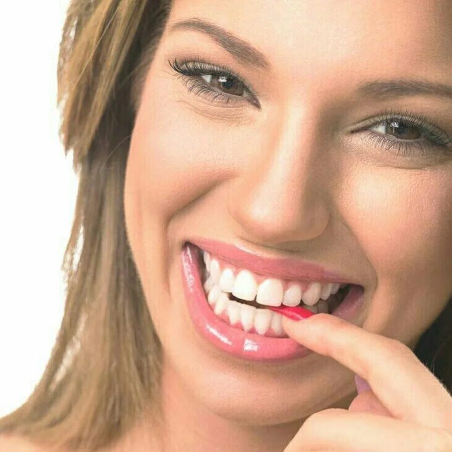 Красивые зубы. Белоснежная улыбка. Улыбка с зубами. Красивая улыбка зубы. Красивые белые зубы.