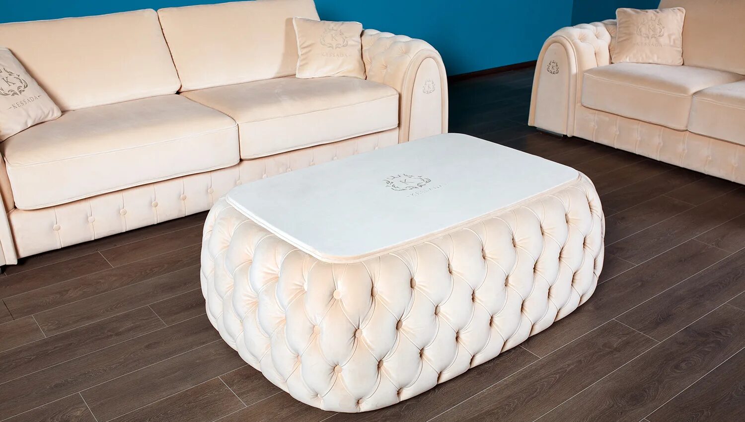 Диван richard kessada. Опта люкс. Hermes kelly аллигатор кошелек. Итальянские текстильные салфетки. Сумка бочка спортивная.