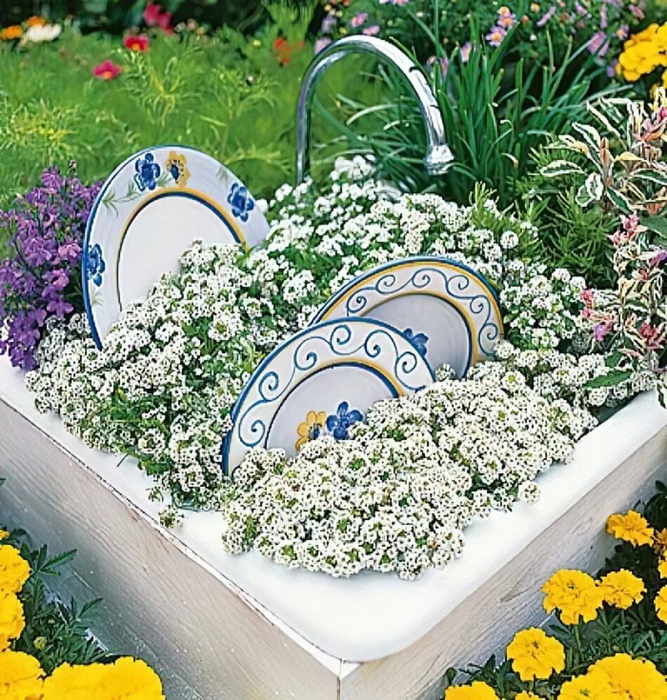 Цветная щебенка для клумб. Декор клумбы. Декоративные клумбы на даче. Телега в ландшафтном дизайне. Идеи клумб для дачи.