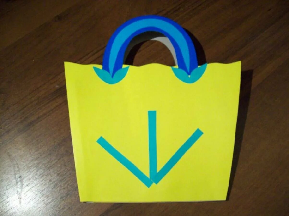 Поделка сумочка из бумаги. Сумочка из бумаги поделка для детей. Сумка из картона. Конструирование сумочка для мамы.