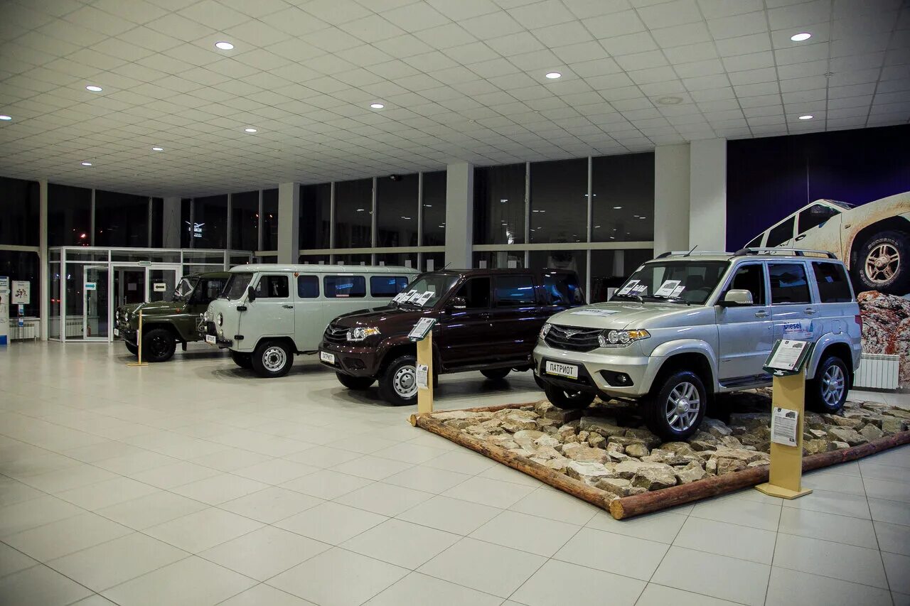 уаз патриот цельнометаллический. уаз центр барнаул на малахова магазин. автосалон уаз рядом. дилерский центр уаз. автосалон уаз.
