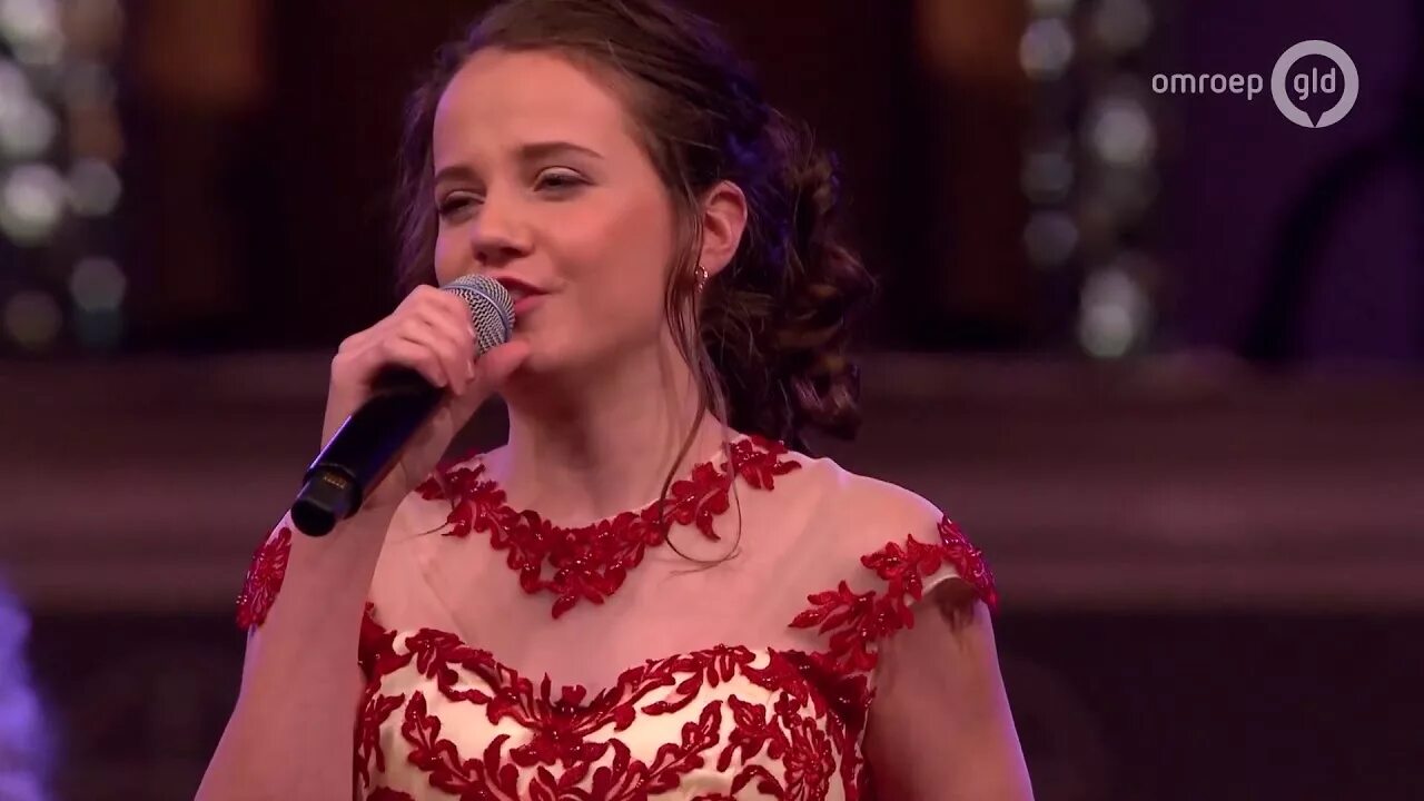 Амира виллигхаген 2020. Amira willighagen нелла фантазия 2016. Оперная певица нетребко. Девушка поет оперным голосом. Девочка с самым красивым голосом.
