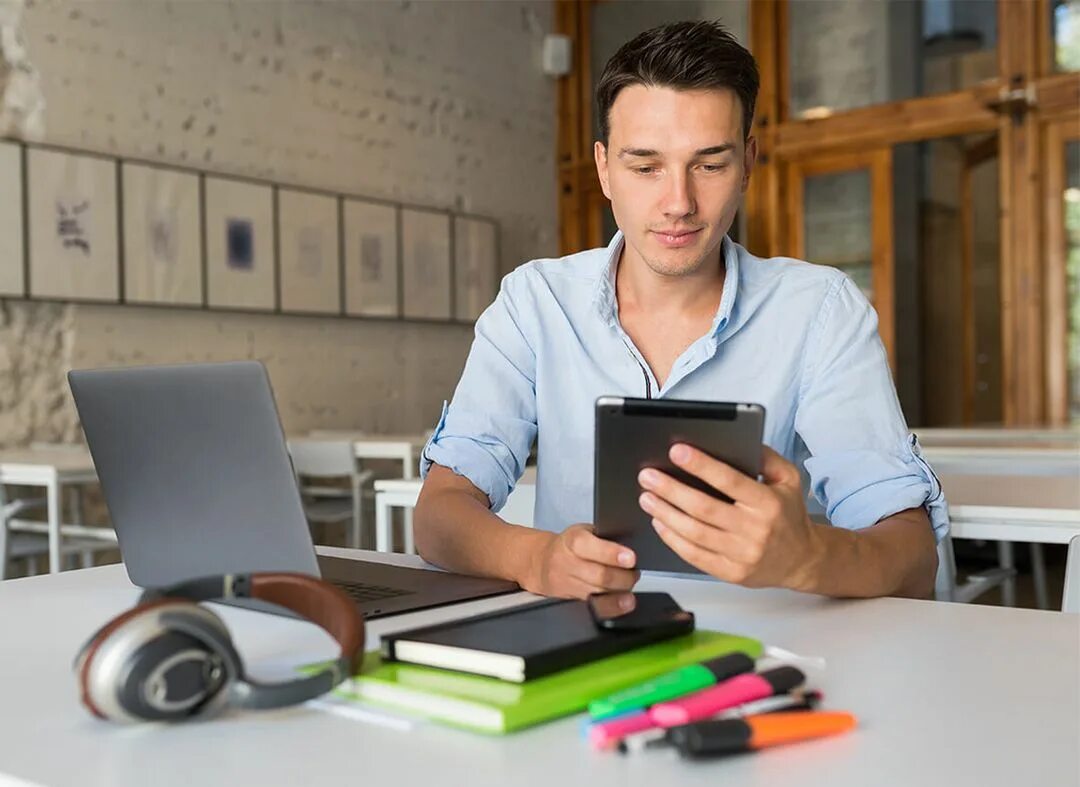 Занятый молодой человек. Спортсмен в зале. Трудолюбивый человек. Занятой человек. Занятый молодой человек.