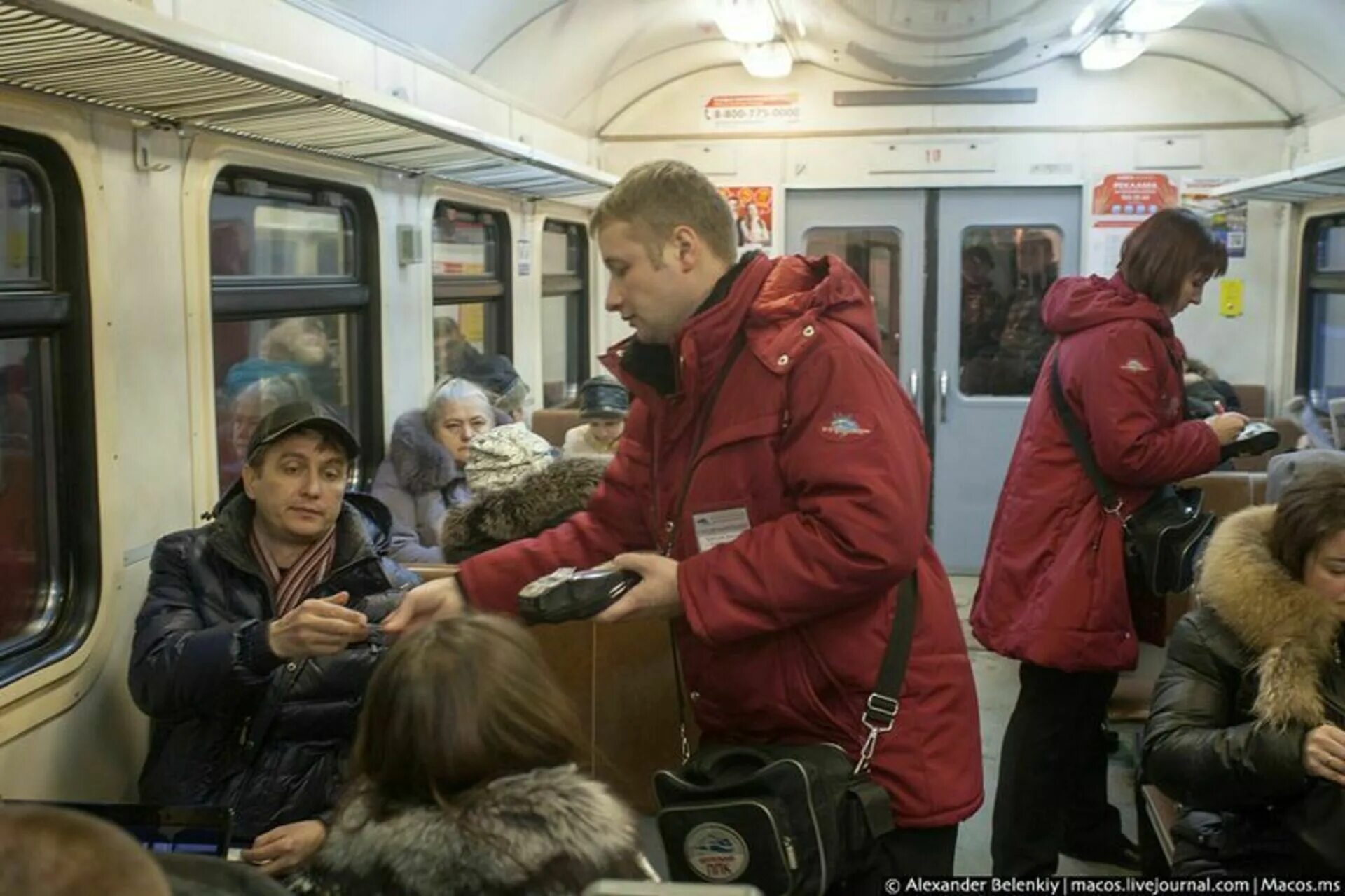 Где купить в электричке. Кондуктор в электричке. Контроллеры в электричке. Безбилетники в электричках. Контролер в поезде.