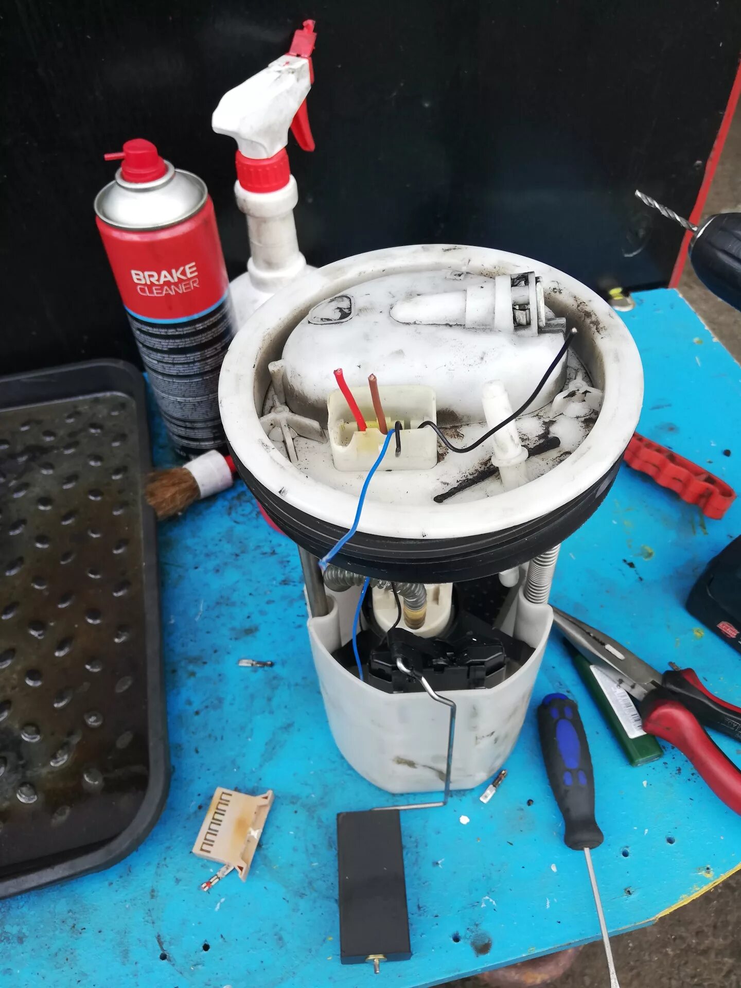 Как починить бензонасос. Бензонасос рено логан 1. Ремонт бензонасоса форд фокус 2 1. Citroen c4 2008 бензонасос. 6.