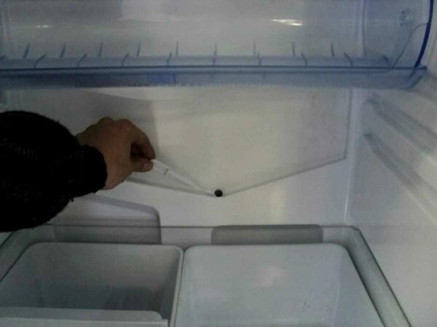 Почему в холодильнике образуется лед. Холодильник Индезит сливное отверстие. Дренажное отверстие в холодильнике Индезит. Дренажное отверстие в холодильнике Бирюса. Холодильник Ardo дренажное отверстие.
