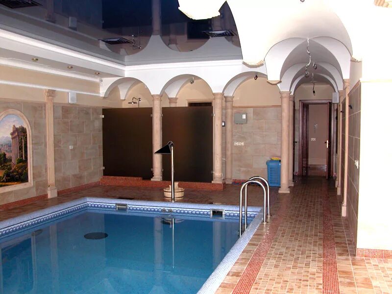 двухэтажный дом с бассейном. дом с бассейном смоленск. бассейн в частном доме в унгенах. бассейн в коттедже. бассейн нальчик.