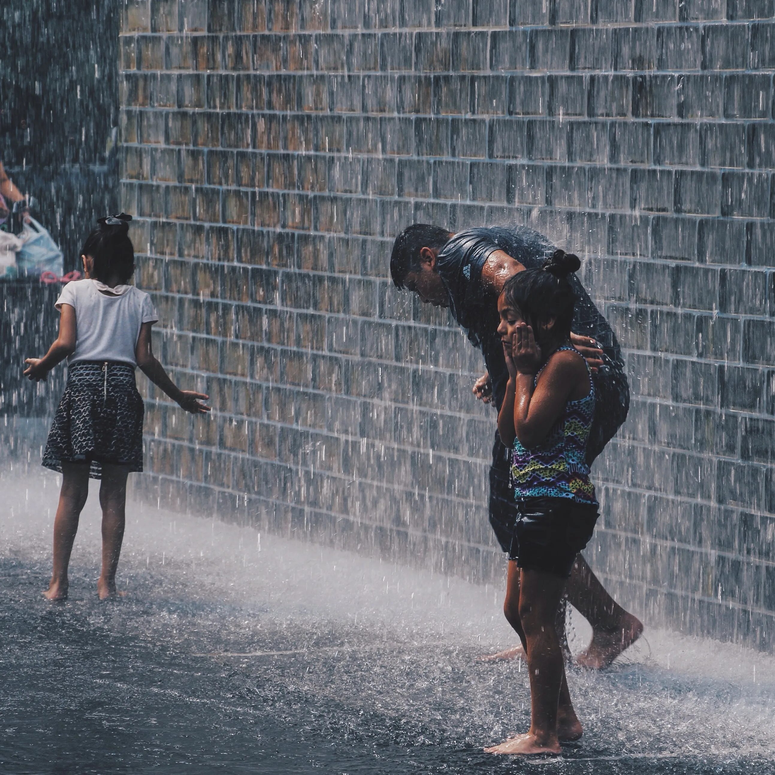 Rain фото. Человек под дождем. Ливень. Гулять под дождем. Человек дождя.