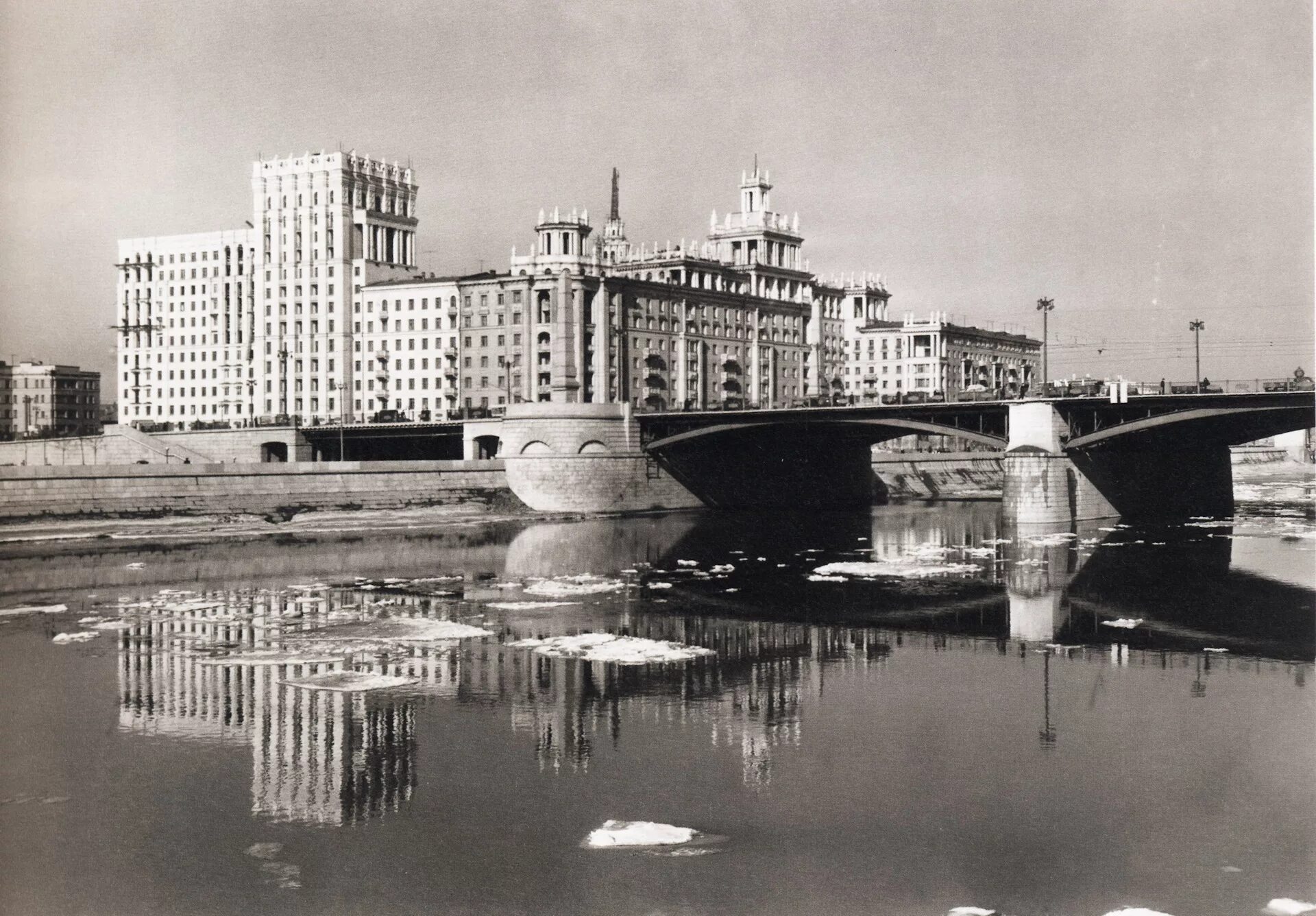 Фото старой москвы. Наум Грановский фотографии Москвы. Дорогомиловская набережная 1950. Старая Москва Наума Грановского. Набережная Москвы реки Дорогомилово 1930.