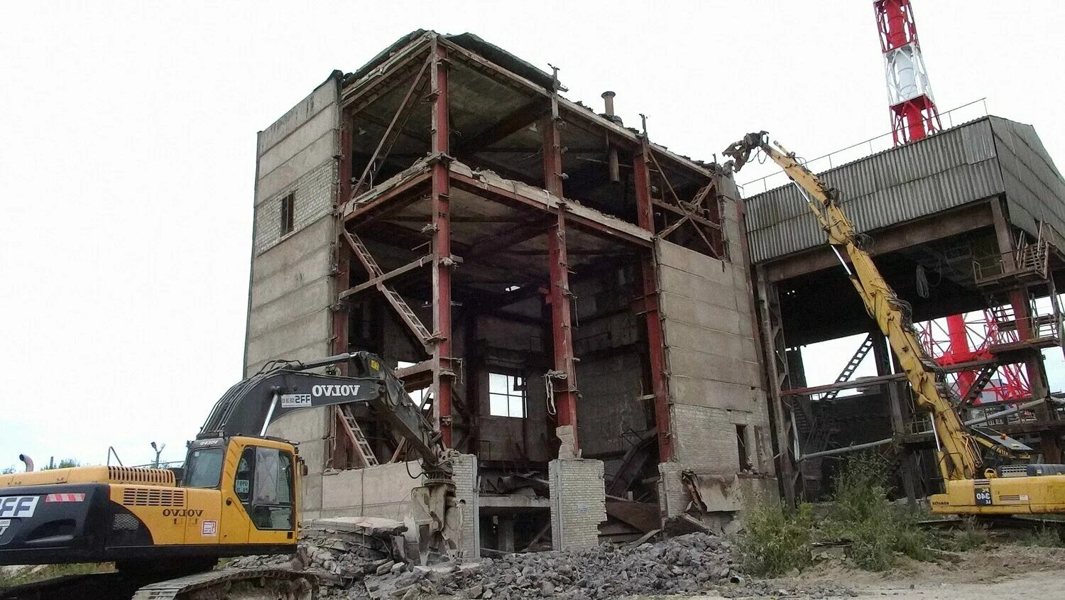 Разбор зданий демонтаж. Демонтаж зданий и сооружений. Экскаватор для разрушения зданий. Слом зданий и сооружений. Демонтаж завода.
