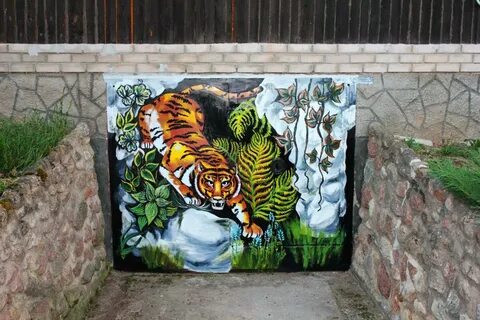 Рисунок на воротах дома
