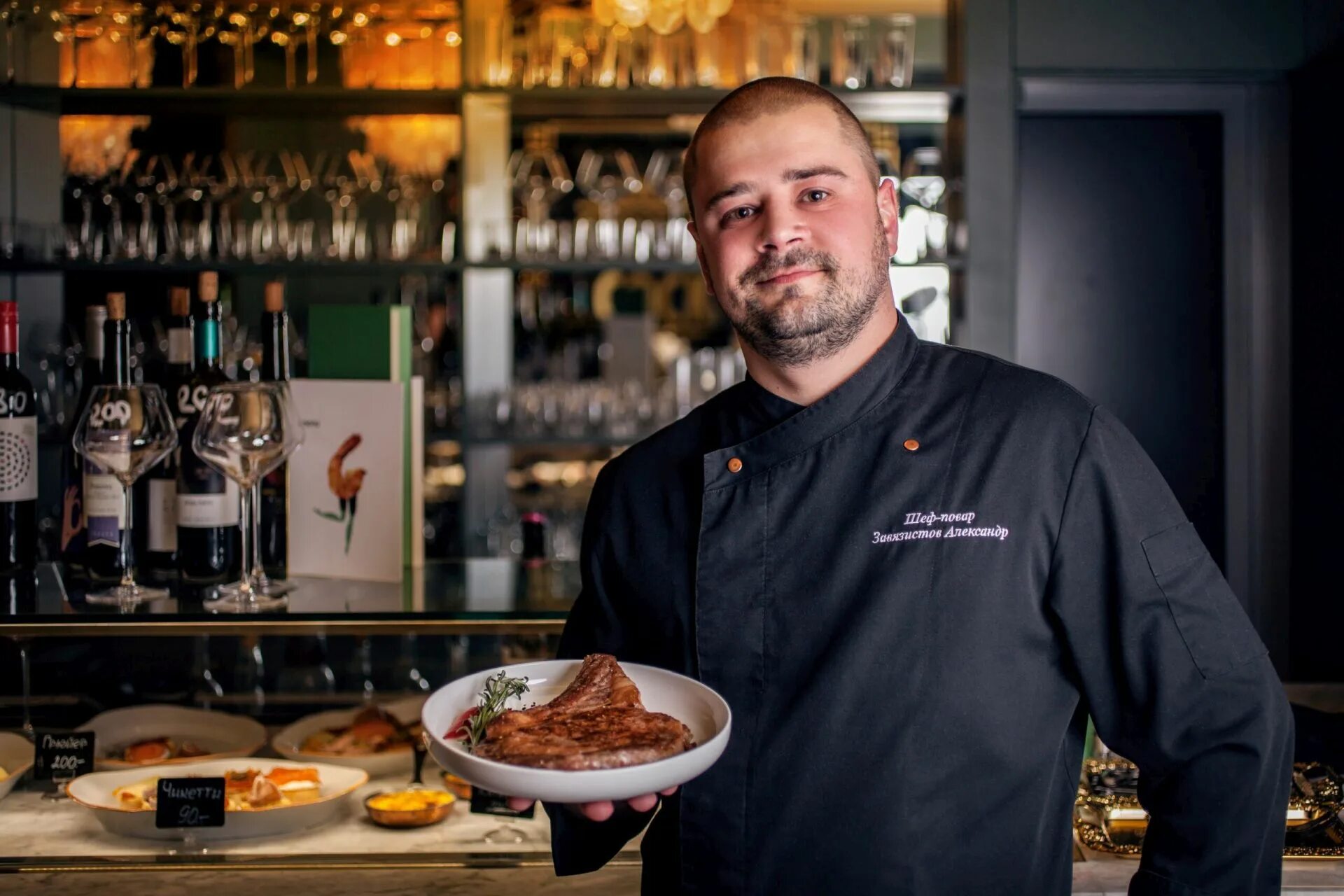 Сергей отдельнов шеф-повар. Шеф повар с тарелкой. Профессиональный повар. Повар кондитер. Кондитер в ресторане.
