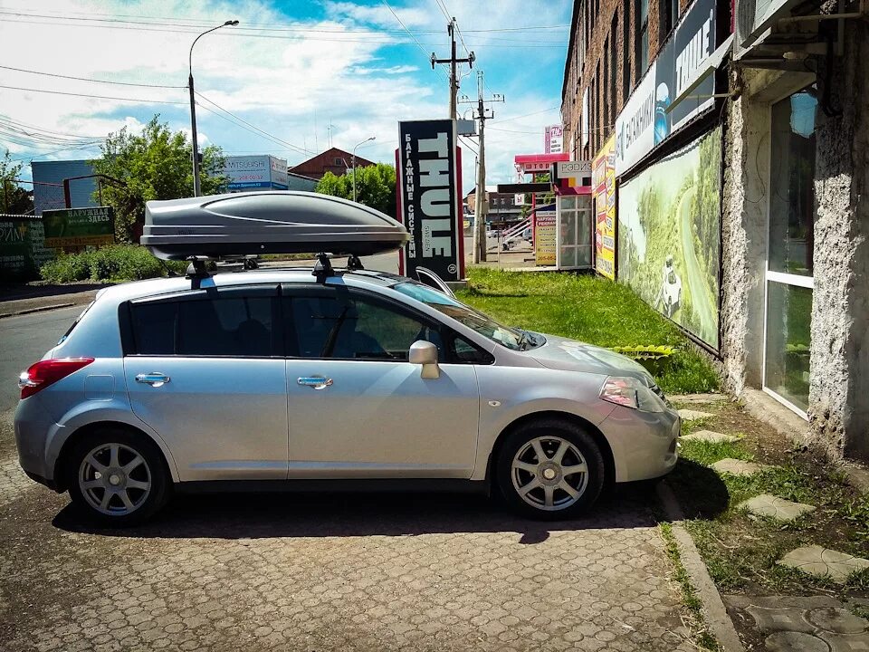 Багажник на ниссан тиида. Рейлинги ниссан тиида с11. Nissan tiida бокс на крышу. Автобокс ниссан тиида. Багажник на крышу ниссан тиида с11 седан.