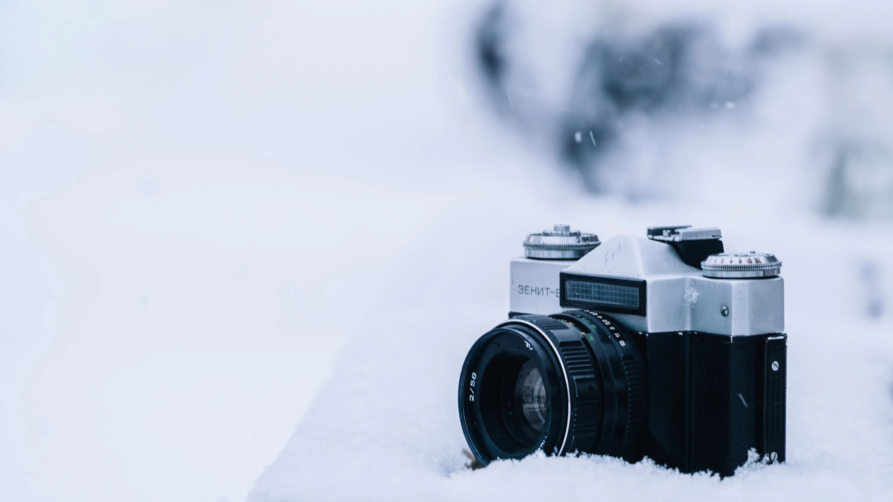 Зима в объективе. Человек с фотоаппаратом зимой. Фотоаппарат в снегу. Зимний фотоаппарат. Фотоаппарат nikon d750.