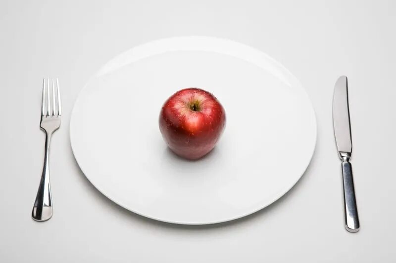 На тарелке лежат красные. Яблоко на тарелке. Красные яблоки на тарелке. Яблоко на белой тарелке. Тарелка с одним яблоком.
