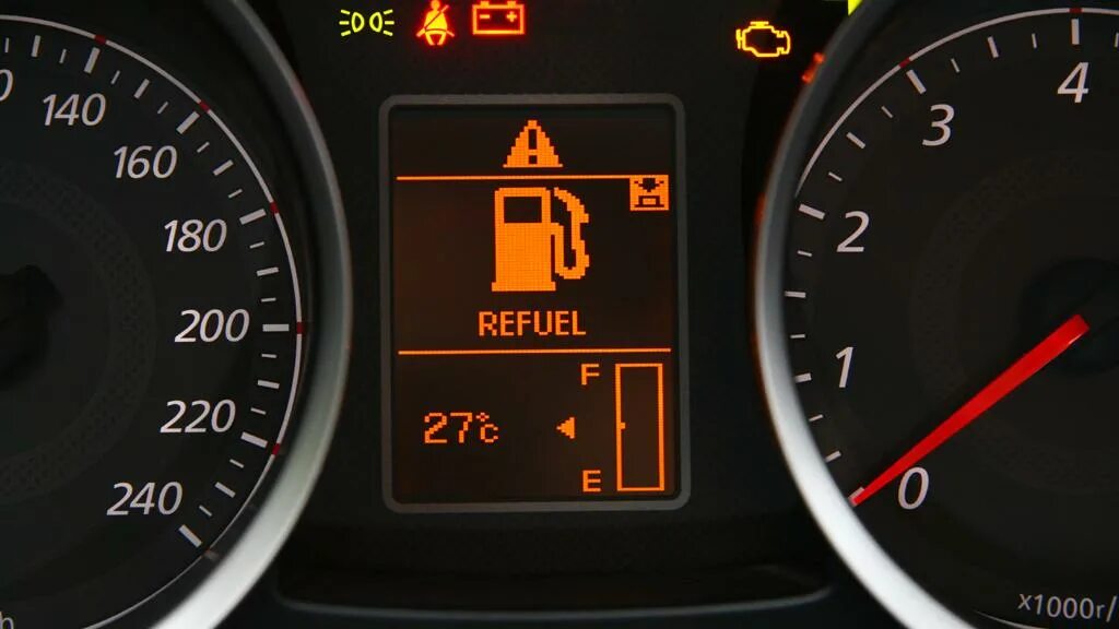 Полный бак сколько км. Полный бак фольксваген поло. Индикатор топлива фольксваген поло. Полный бак бензина. Полный бак фольксваген поло.