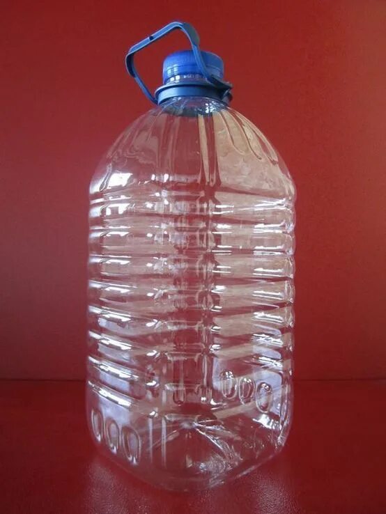 Сколько пятилитровых бутылок. Пластиковая бутылка 5л. Пятилитровая бутылка. Пятилитровые пластиковые бутылки.