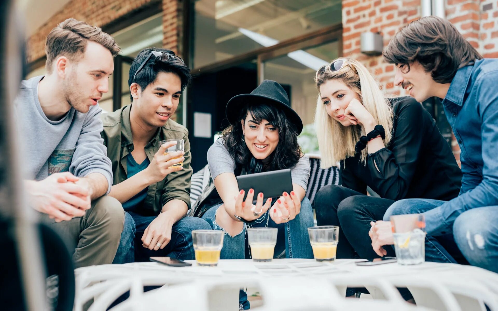 Современные друзья. Друзья обнимаются. Мужчины здороваются. Незавершенные отношения. Care for each other.