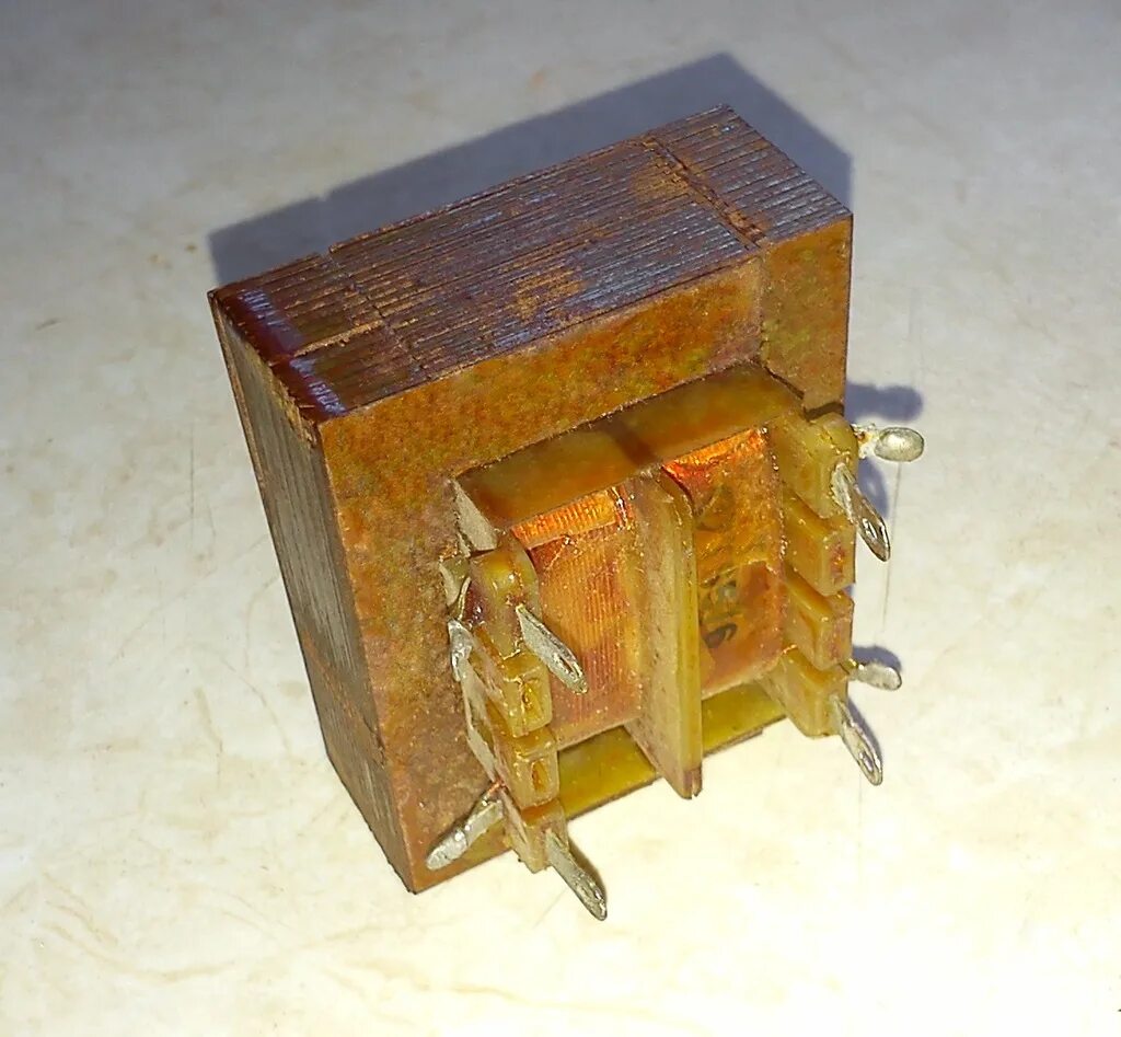 2х обмоточный трансформатор. Трансформатор напряжения осм1-0,1 690/5-220. Броневой пластинчатый трансформатор чертеж. Ei28 трансформатор. Трансформатор малой мощности.