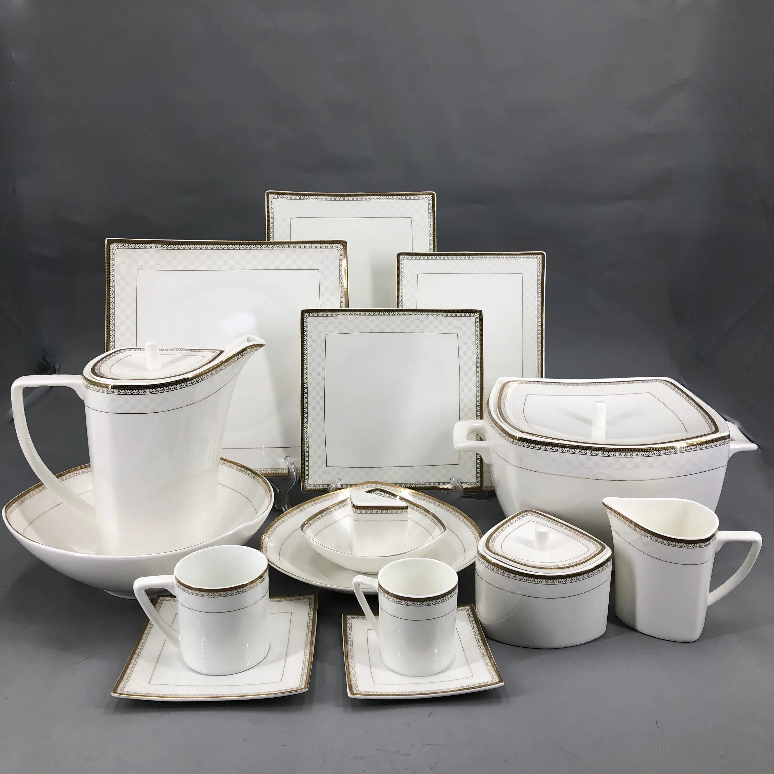 Royal albert december. Japonica тарелки. Fine bone china посуда. Bone brilliant porcelain посуда. Посуда longda bone china кружки.