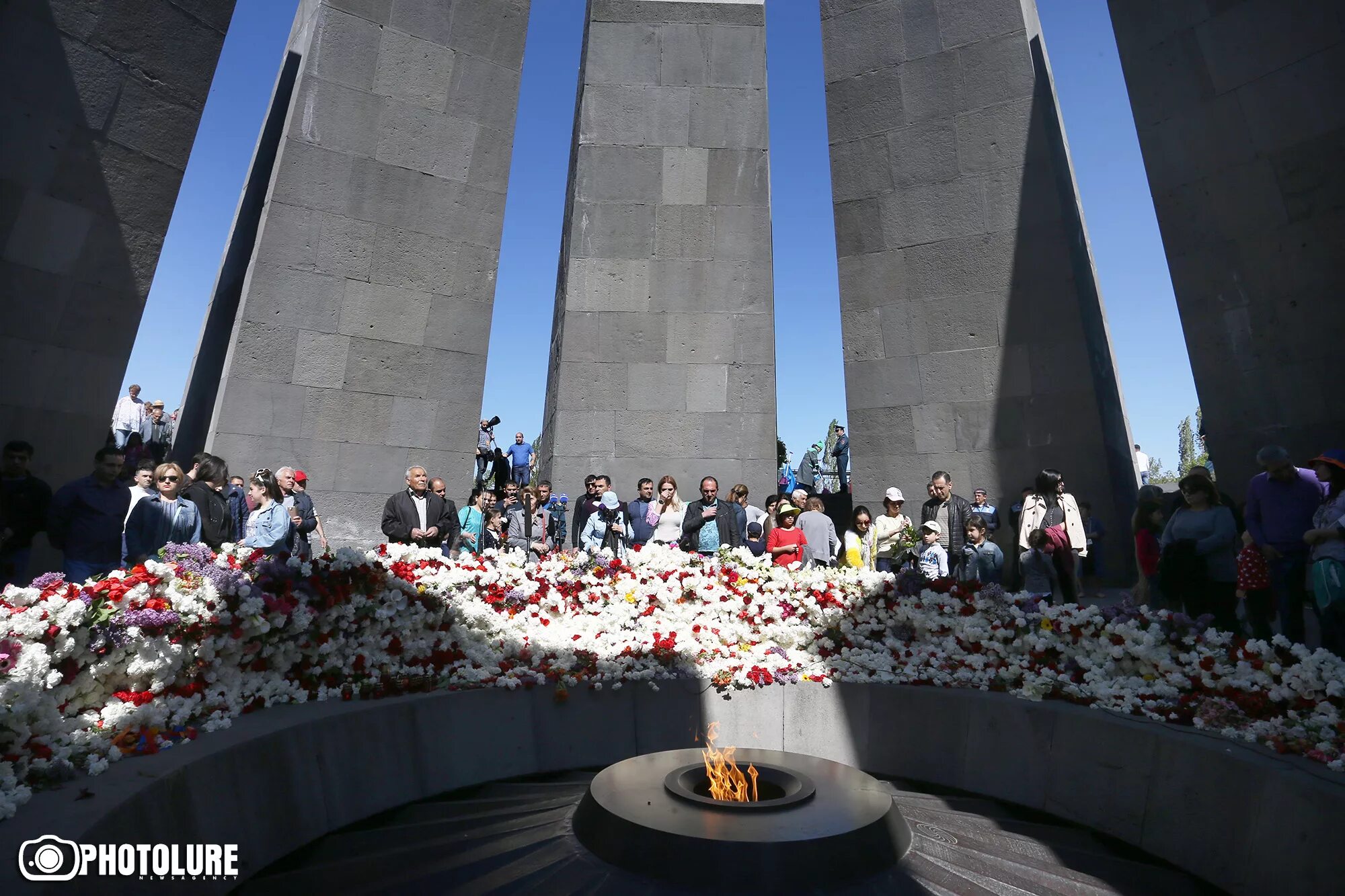 Как называется геноцид. Памяти жертв геноцида армян в 1915 году. 24 апреля день памяти жертв геноцида армян в османской империи в 1915. 24 апреля армения. april 24 armenian genocide tsitsernakaberd.