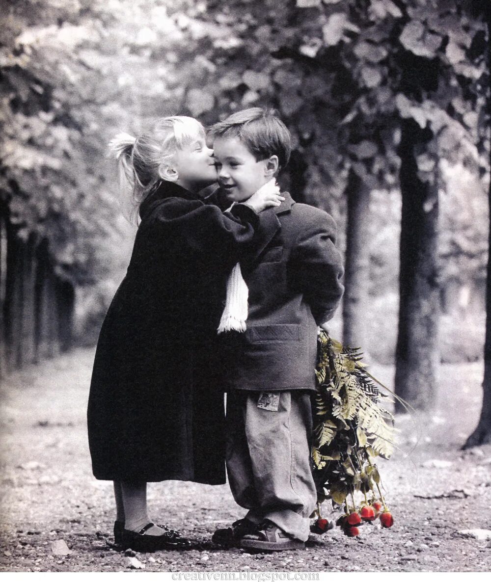 Любовь к ребенку. Любовь маленького друга. Детская фотосессия на природе. Любовь к ребенку. Ребенок влюбился.