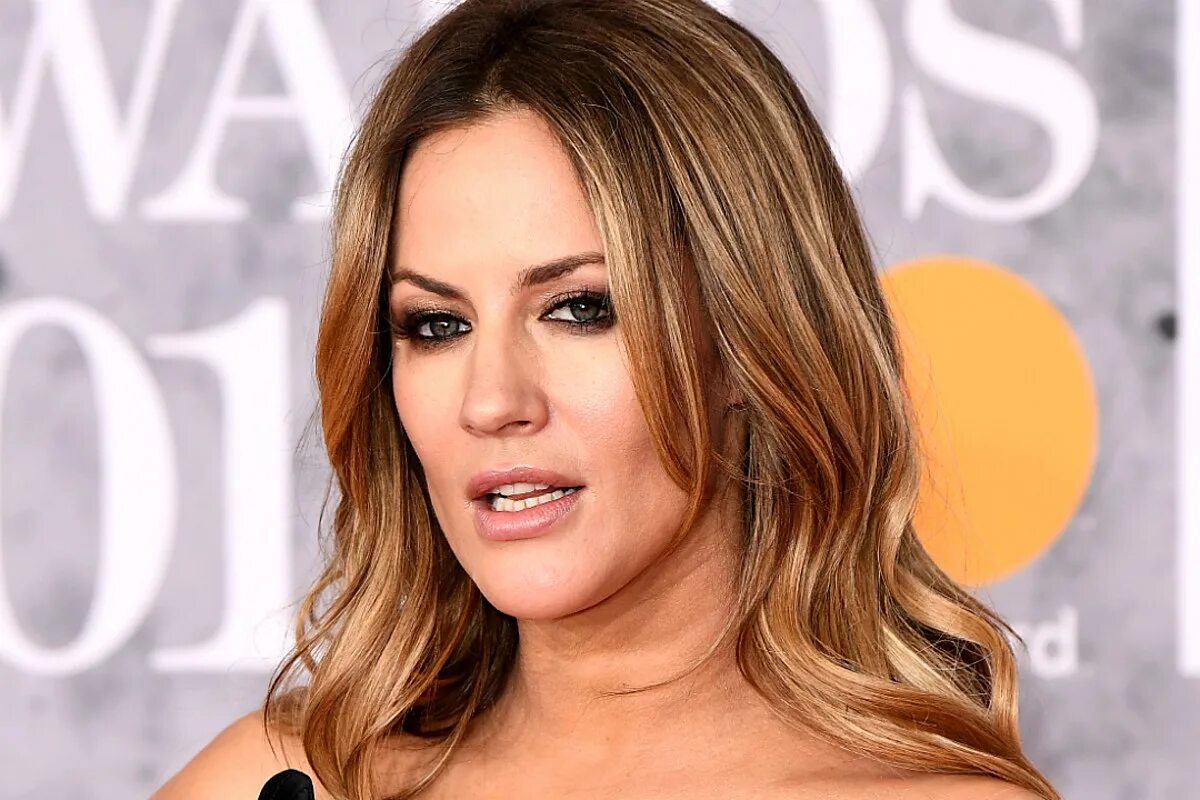 Маверик флэк. Кэролайн самоубийство. Caroline flack шоу. Кэролайн флэк. Омбре на средний возраст.