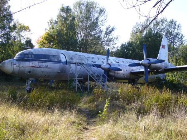 Самолет в доле. Пионерский лагерь Климовец и самолёт ил18. Лагерь Климовец Лосево. Ил 18 Климовец. Пионерский лагерь Климовец в Лосево.