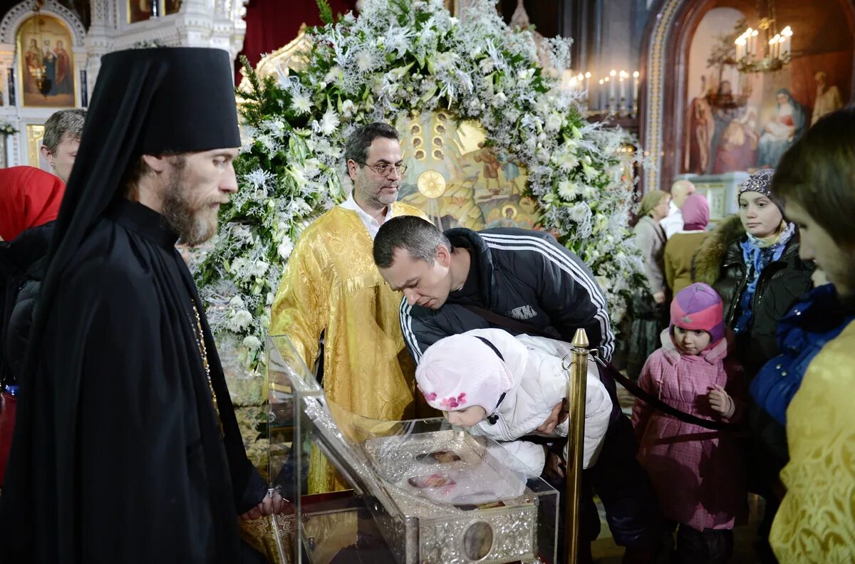 дары волхвов в храме христа спасителя. храм христа спасителя в москве дары волхвов. дары волхвов афон. храм христа спасителя в москве дары волхвов. смирна дары волхвов.