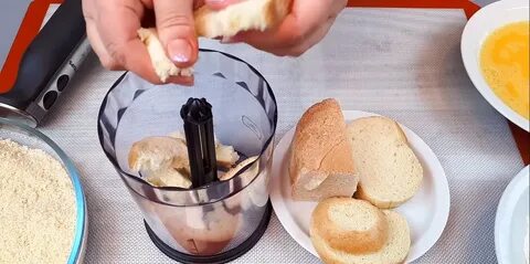Замочить хлеб для котлет в воде