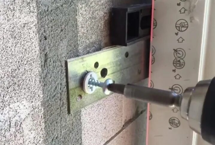 Как закрепить блоки. Шнур-причалка каменщика. Как закрепить блоки. Как закрепить блоки. Армирование пеноблоков перфолентой.