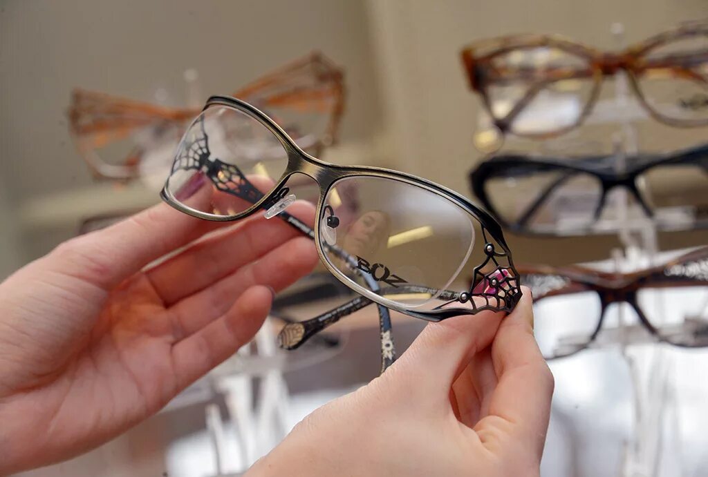 Нужно купить очки. Оправа для очков. Красивые оправы для очков. Очки для зрения в оптике. Красивые оправы для очков в пластиковых.